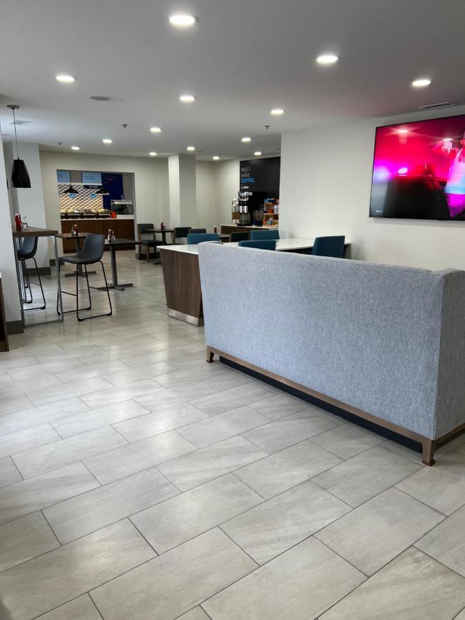 Holiday Inn Express & Suites Phoenix - Mesa West By Ihg Екстер'єр фото