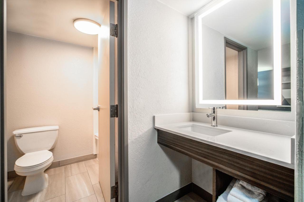 Holiday Inn Express & Suites Phoenix - Mesa West By Ihg Екстер'єр фото
